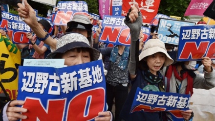 沖縄の人々、アメリカ軍基地の閉鎖を要請