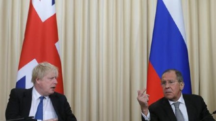 Ingerenze Mosca, scontro Lavrov-Johnson