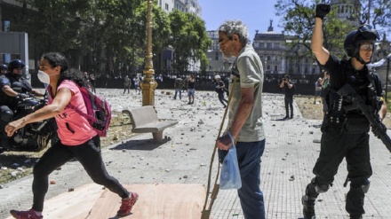  I violenti scontri tra manifestanti e polizia a Buenos Aires