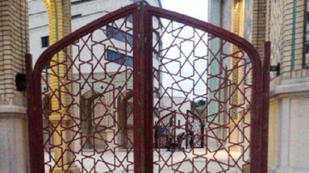 Eýranly senagatçy seljuklaryň döwründen galan sungaty demiriň üstünde işleýär