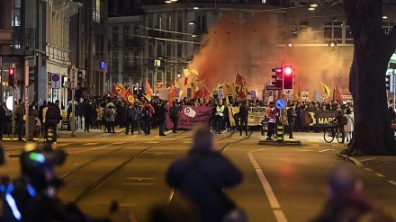 WEF Davos: 1000 dimostranti anti-Trump a Zurigo