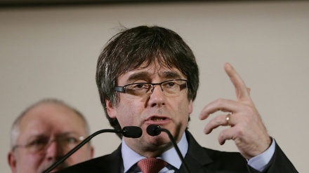 Catalogna, Puigdemont chiede immunità per investitura