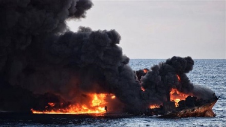 Os navios chineses se esforçam para limpar o derramamento de óleo do navio iraniano afundado  