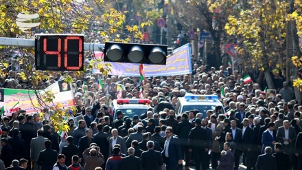(FOTO) Iran, la gente in piazza a sostegno della Repubblica islamica
