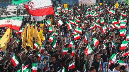 德黑兰民众举行大游行谴责近日发生的骚乱