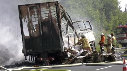 Autobusi shpërthen në flakë në ecje, digjen të gjallë mbi 50 persona