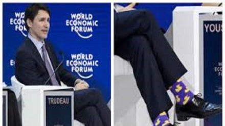 Premier canadese a Davos con calzettoni viola con delle paperelle gialle 