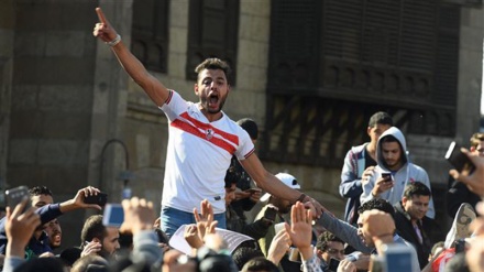 Nine people wounded in clashes between protesters, police in Cairo