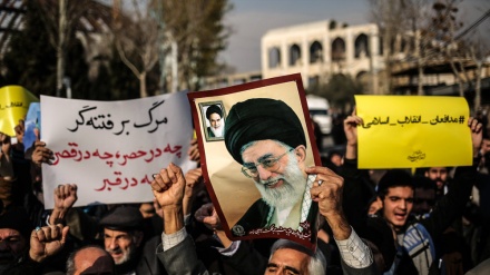 (FOTO) Tehran, marcia dopo preghiera venerdi' contro ingerenze USA - 2