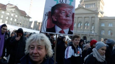 Davos, in migliaia marciano per contestare Trump