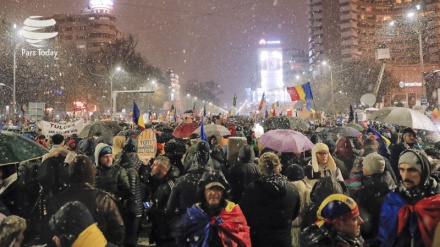 Romania; in migliaia in piazza contro il governo