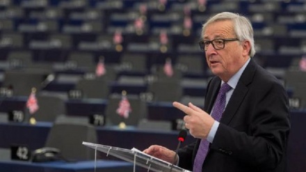 Migranti: Juncker, i ricollocamenti funzionano