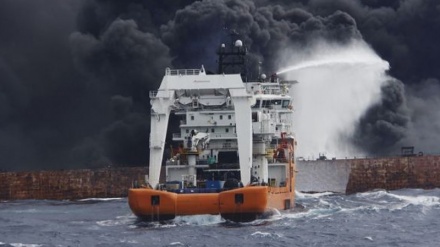 Njësitet e marinës detare të Iranit arrijnë në anijen e përfshirë nga flakët