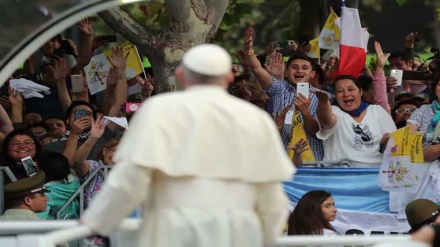 Papa goditet me kapele gjatë vizitës së tij në Kili