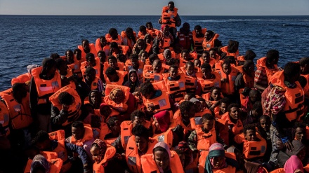 Shpëtimi i emigrantëve nga deti Mesdhe në afërsi të Libisë