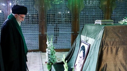 Líder presta homenagem ao fundador da República Islâmica, mártires (+ fotos)