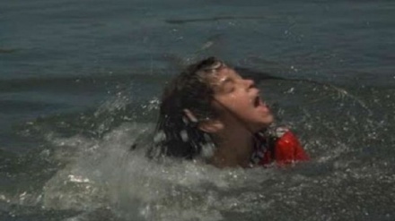 Аёл боласини бағрига босиб, ӯзини сувга ташлади