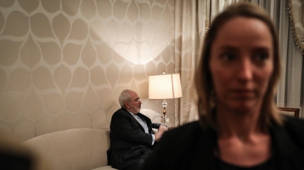 Foto: Kuwait, l'incontro tra Zarif e Mogherini