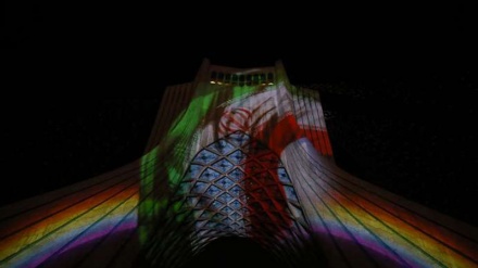 Eclairage de la tour Azadi à l'occasion de l'anniversaire de la victoire de la RII