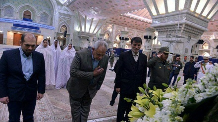 Embaixadr e membros da Embaixada de Cuba em Teerã homenagearam o líder da Revolução no seu Mausoléu no sul da capital iraniana. 