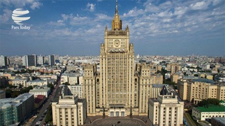 Moskova'dan Rusya bayrağının yakılmasına sert itiraz