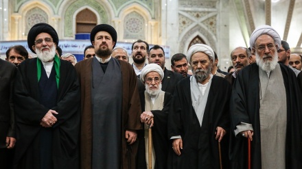 Presidente do Conselho de Discernimento homenageia o Imã Khomeini, falecido fundador da Revolução.