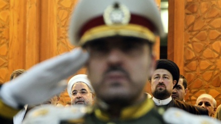 Le président Hassan Rohani rend hommage à l'imam Khomeini