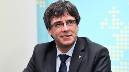 Catalogna, separatisti vogliono rieleggere Puigdemont