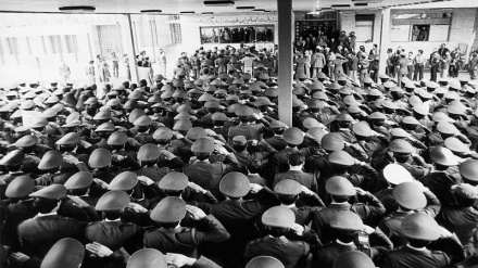 歴史の一頁；国王政権の空軍将校らが、ホメイニー師への忠誠を表明