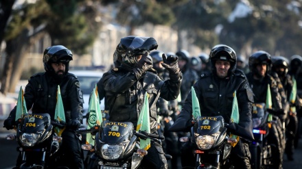 Motociclistas das Forças Armadas marcam o aniversário da Revolução Islâmica