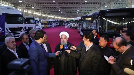 イラン大統領が、国内で製造された自動車の見本市を視察