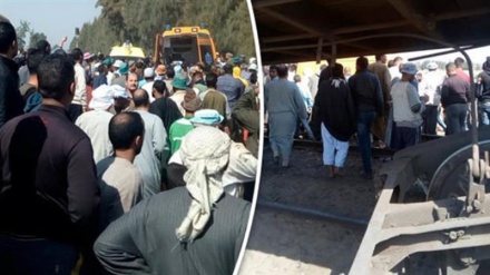 Train crash kills 10 in northern Egypt