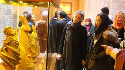 イラン駐在外国大使夫人、テヘラン西部ガズウィーンの史跡を視察（動画）