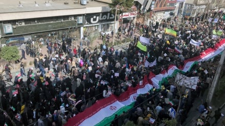 Valëvitet flamuri më i madh i Republikës Islamike të Iranit gjatë marshit të 22 Bahmanit në Teheran