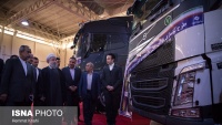 イランのローハーニー大統領、国内で製造された自動車の見本市を視察