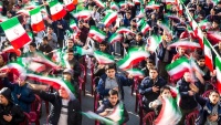イランの学校で、イスラム革命勝利記念週間の始まりの鐘を鳴らす式典が実施
