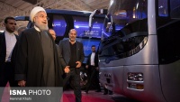 イランのローハーニー大統領、国内で製造された自動車の見本市を視察