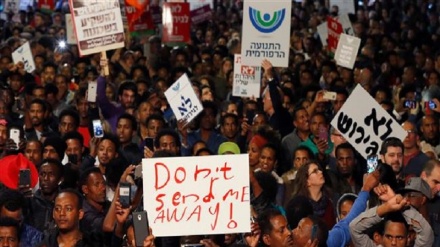 Milhares refugiados africanos Israelenses protestam contra detenção e deportar os requerentes de asilo 