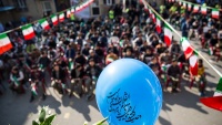 イランの学校で、イスラム革命勝利記念週間の始まりの鐘を鳴らす式典が実施