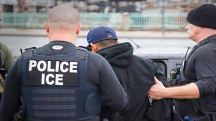 Mayoritas Warga AS Tidak Puas dengan Kinerja Dinas Migrasi