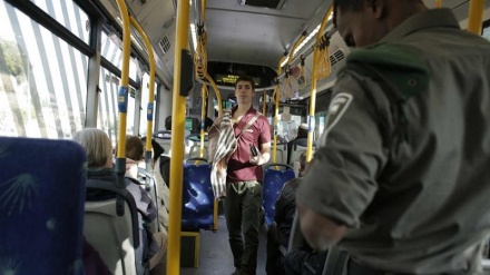 Colonos israelenses atacam violentamente motorista de ônibus palestino perto de Hebron