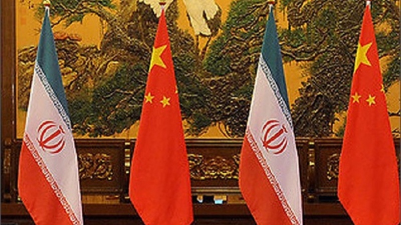 イランと中国の旗
