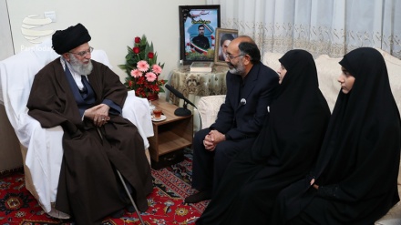 İslam İnkılabı Rehberi, şehit evini ziyaret etti