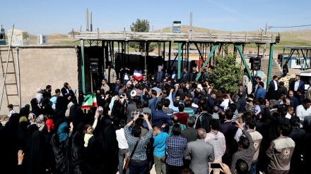 Ruhani: Yetkililerin bütün çabası depremzedelere bir an önce daimi konut sağlamaktır  