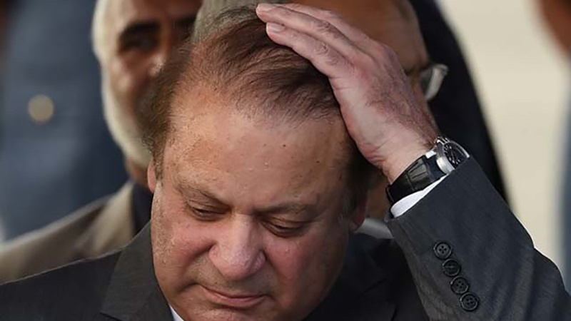 ­پرتاب کفش به سوی نخست وزیر برکنار شده پاکستان در یک سخنرانی 
