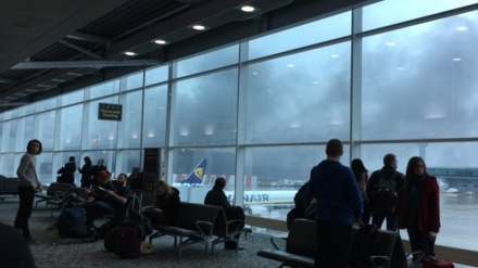 伦敦机场摆渡车起火致所有航班取消