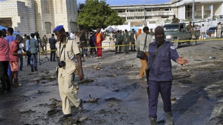 Car bomb kills 3 at checkpoint near Somali parliament 