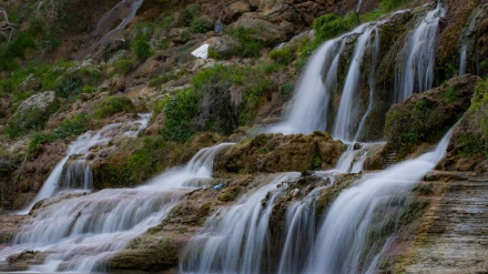 Turistas de Norouz visitam a cachoeira de Bisheh em Lorestan