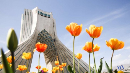 Nettoyage de la tour Azadi à Téhéran