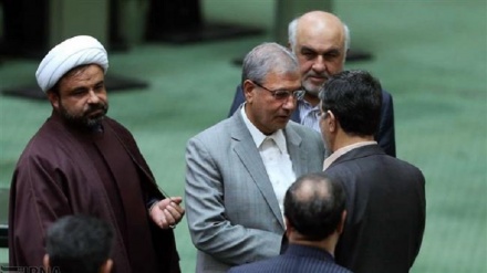 Iran: Il parlamento inizia a esaminare impeachment di tre ministri del governo